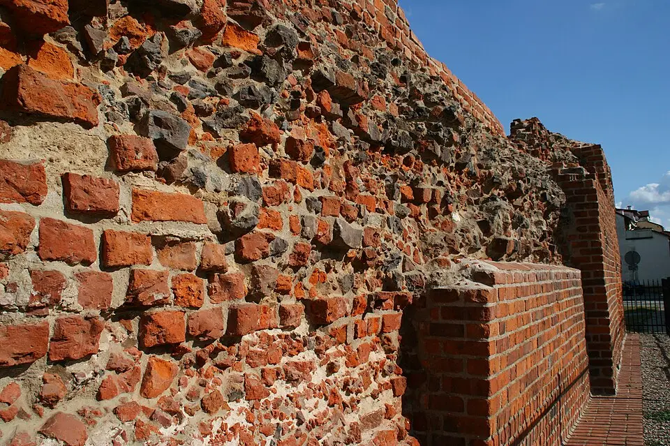 Bild: Pbartosiak · CC BY-SA 3.0 Mur, tzw. Kazimierzowski (na posesji)
