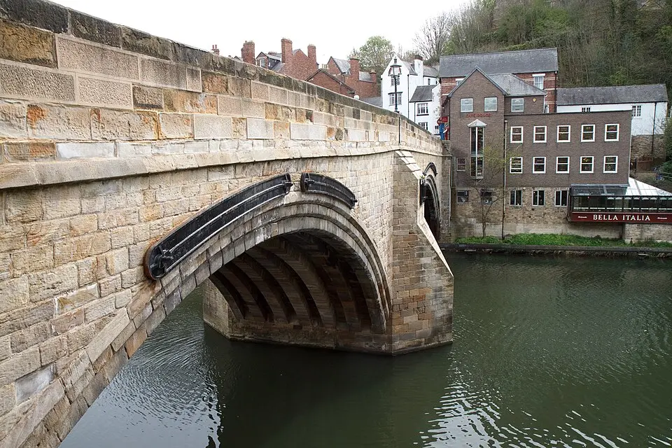 Bild: Tom Page · CC BY-SA 2.0 Framwellgate Bridge