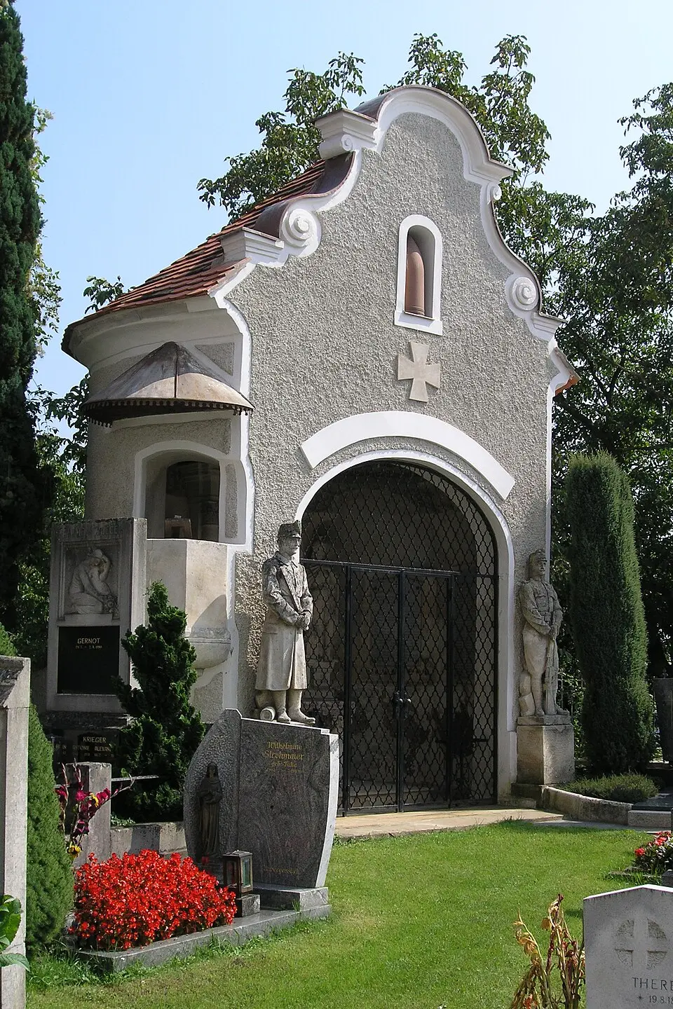 Bild: E.mil.mil (talk) · CC BY-SA 3.0 AT Friedhofskapelle hl. Antonius / Kriegerdenkmal