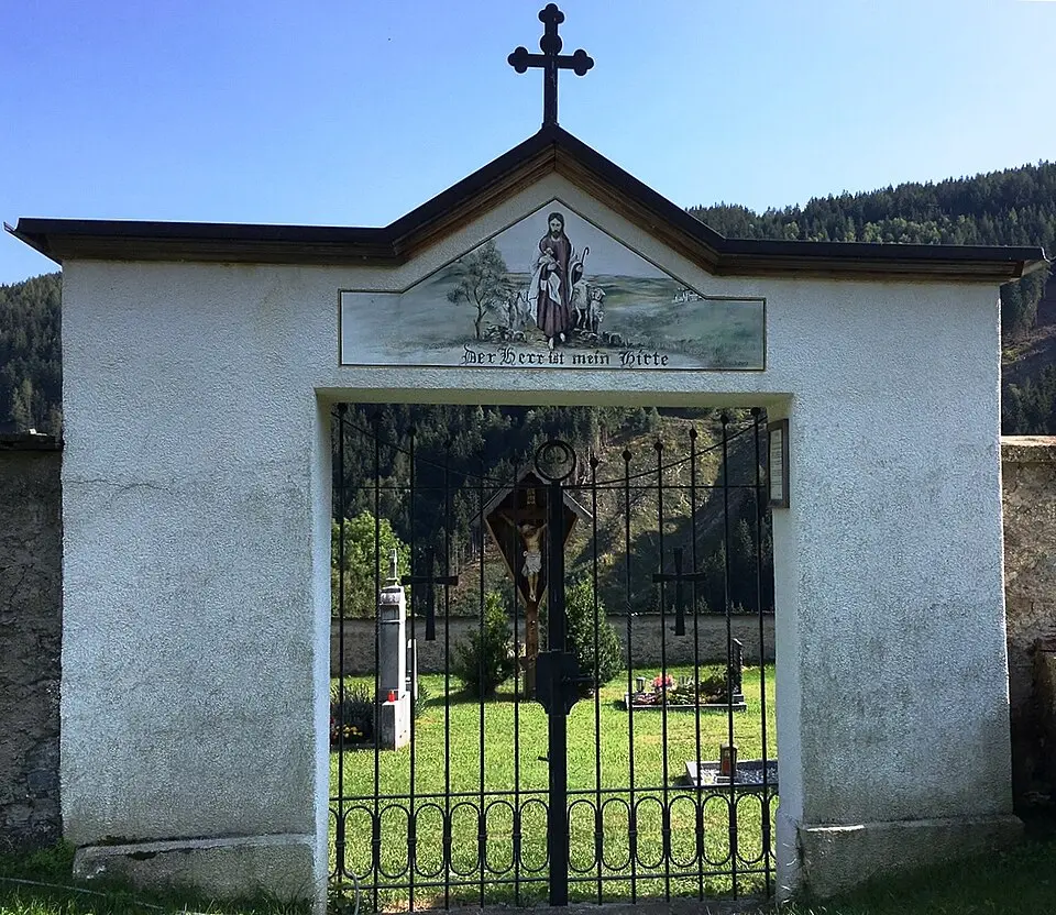 Bild: Naturpuur · CC BY-SA 4.0 Friedhof Zelsach und Reste der ehem. Kirche St. Ulrich