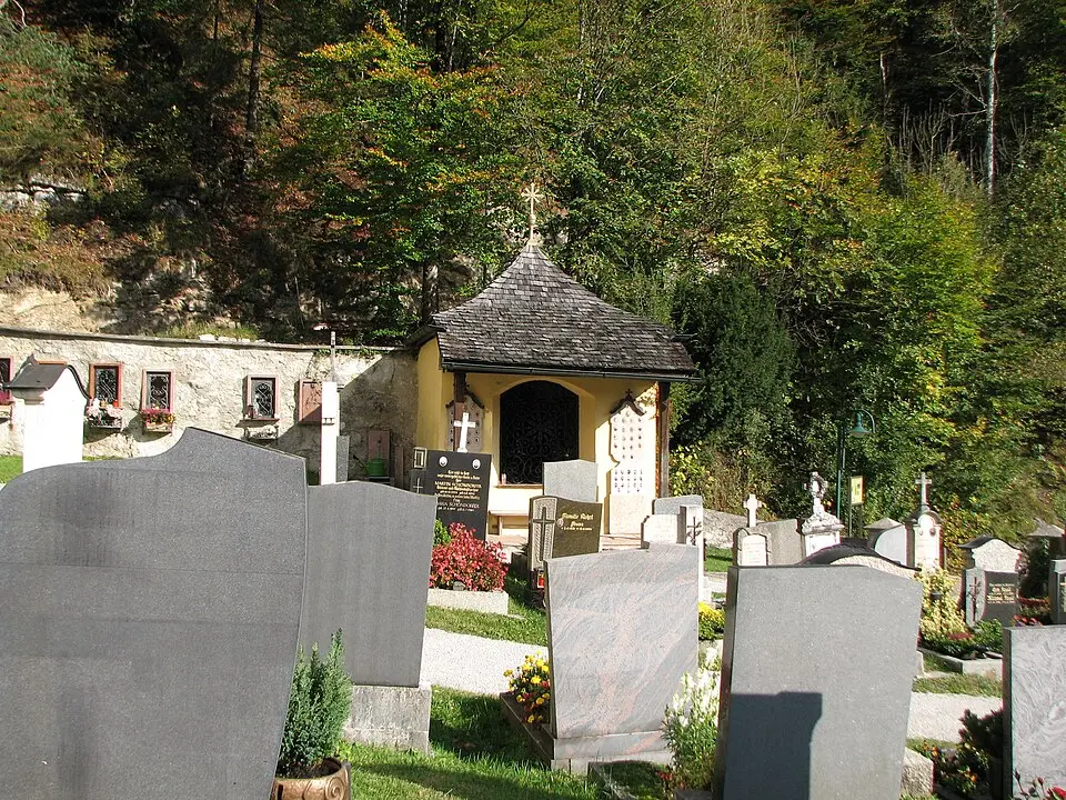 Bild: Peter g at szg (talk) · CC BY-SA 3.0 AT Friedhof und Kapelle