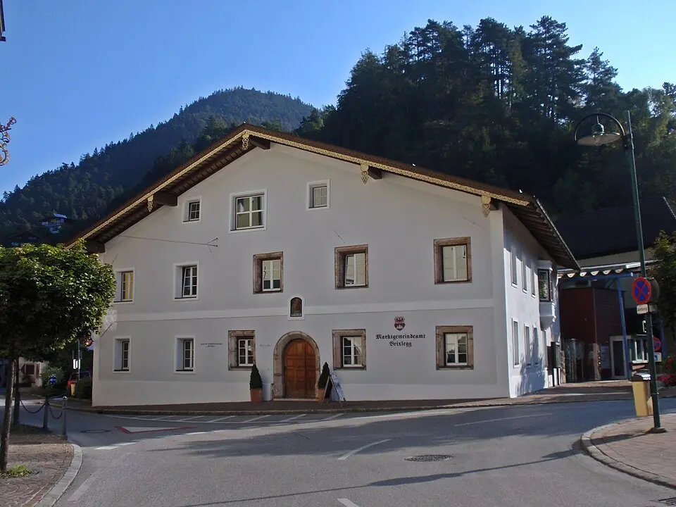 Bild: Anachronista (talk) · CC BY-SA 3.0 AT Gemeindeamt, ehem. Gasthaus Zum Goldenen Hirschen, Judenwirt