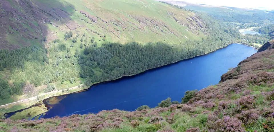 Bild: Pampuco · CC BY-SA 4.0 Glendalough Upper Lake