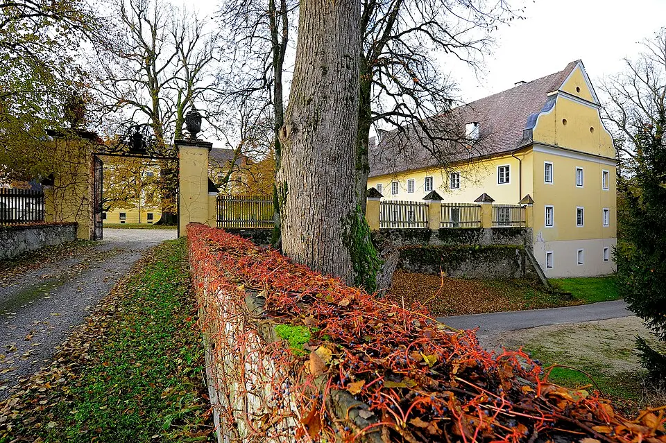 Bild: Johann Jaritz · CC BY-SA 4.0 Wirtschaftsgebäude, Nebengebäude des Schlosses und Portal