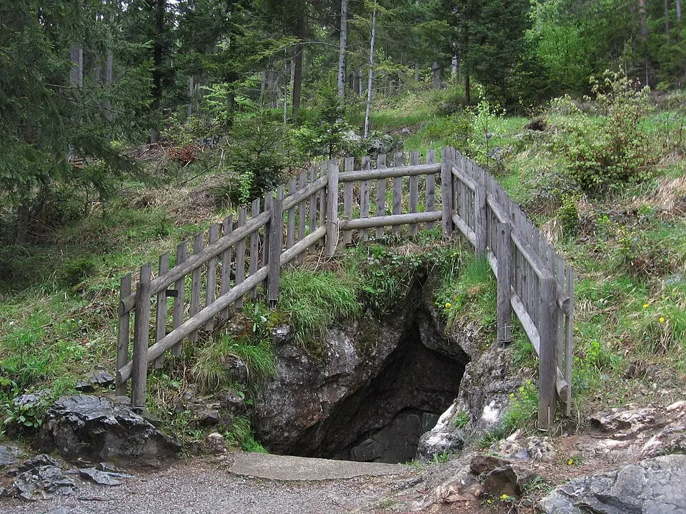 Bild: Roman Klementschitz, Wien · CC BY-SA 3.0 Grasslhöhle