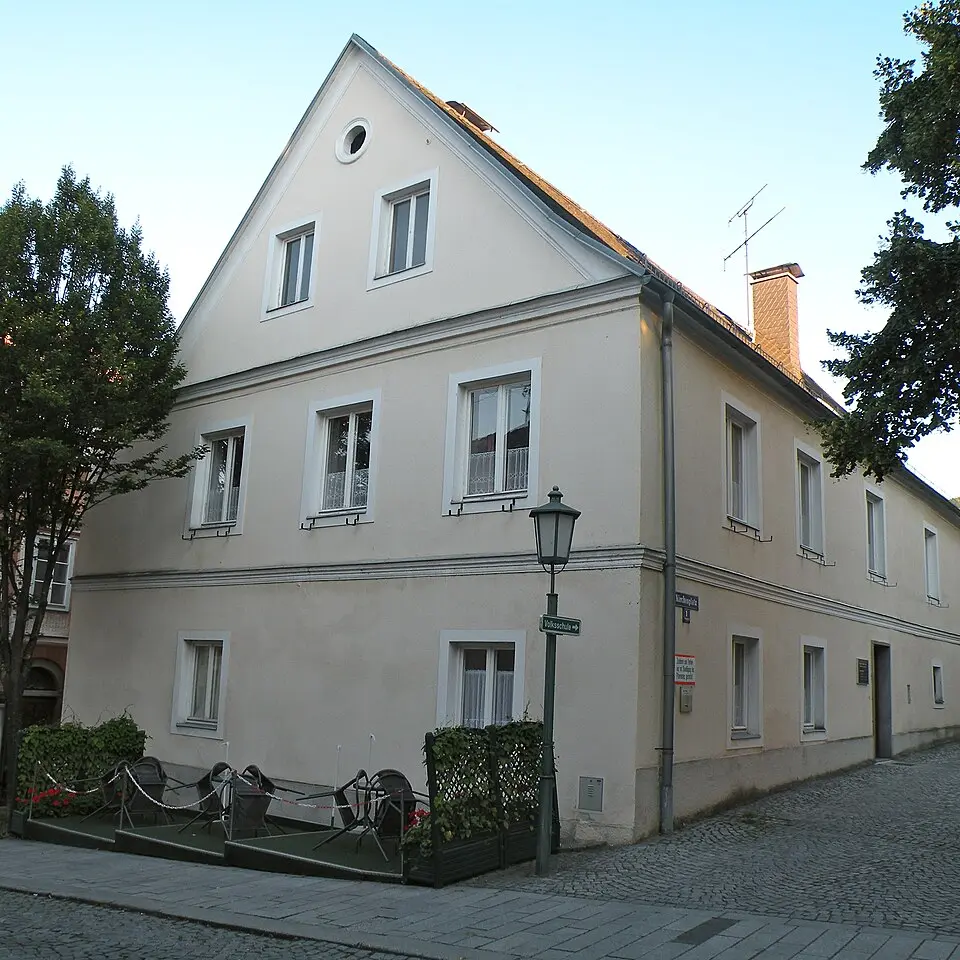 Bild: Pfeifferfranz · CC BY-SA 3.0 Pfarrhof