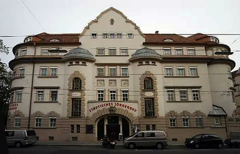 Image: GuentherZ · CC BY-SA 3.0 Jörgerbad