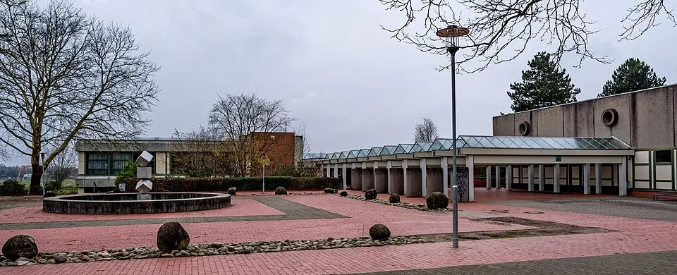 Immagine: joergens.mi · CC BY-SA 3.0 Gymnasium Achern