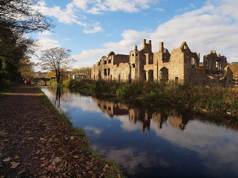 Bild: Gareth Lovering Photography from Swansea, Wales UK · CC BY-SA 2.0 Neath Abbey