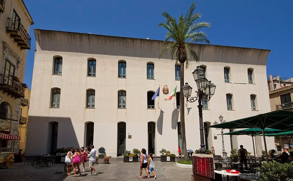 Bild: trolvag · CC BY-SA 3.0 Rathaus von Cefalù