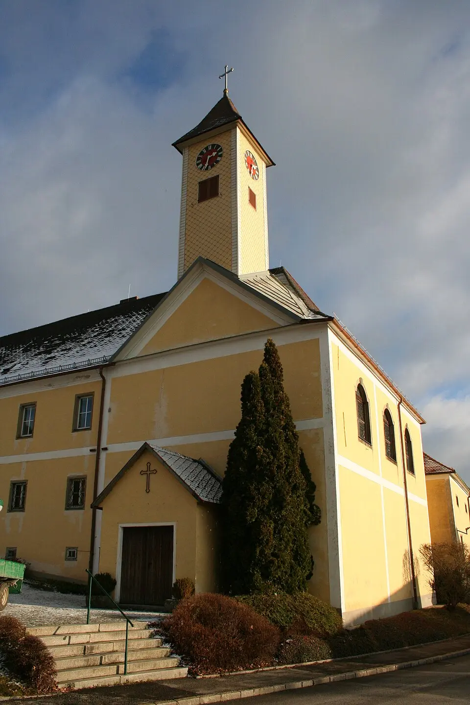 Bild: Hans Koberger · CC BY-SA 3.0 AT Sog. Neues Schloss mit Filialkirche Göttlicher Heiland