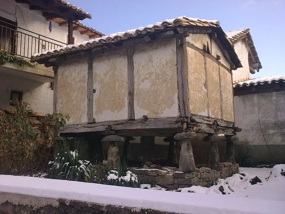 Bild: Leirika83 · Public domain Hórreo Casa Ballaz (Gallués)