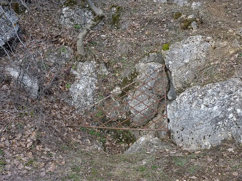 Image: Antissimo · CC BY-SA 3.0 Háromlyukú-zsomboly