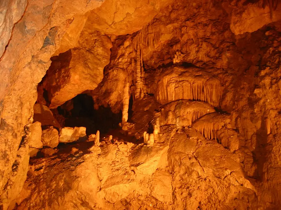 Bild: Kopoltra · CC BY-SA 3.0 Abaligeter Höhle