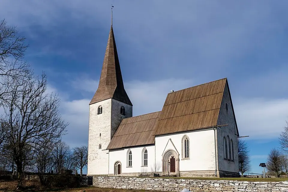 Bild: Bene Riobó · CC BY-SA 4.0 Kirche von Alskog