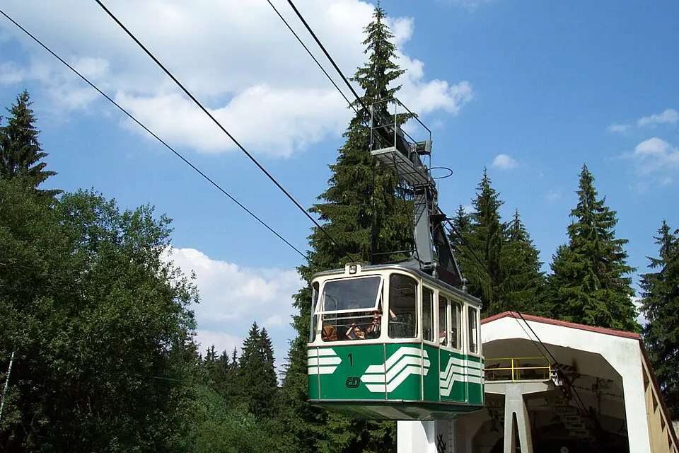 Immagine: User:Aktron · CC BY-SA 3.0 Kabinová lanová dráha na Ještěd