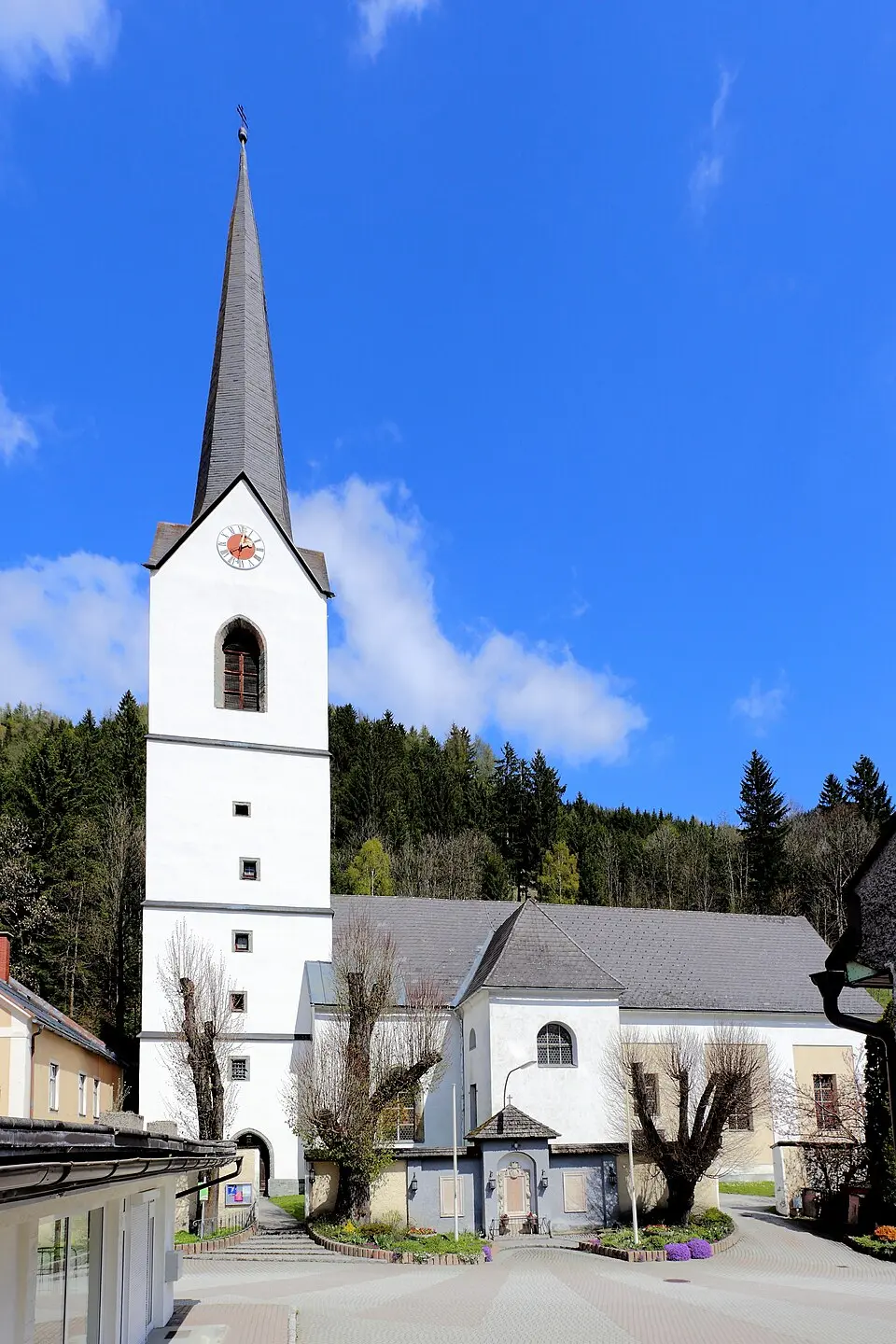 Kath. Pfarrkirche hl. Oswald und ehem. Friedhof mit Kirchhofmauer