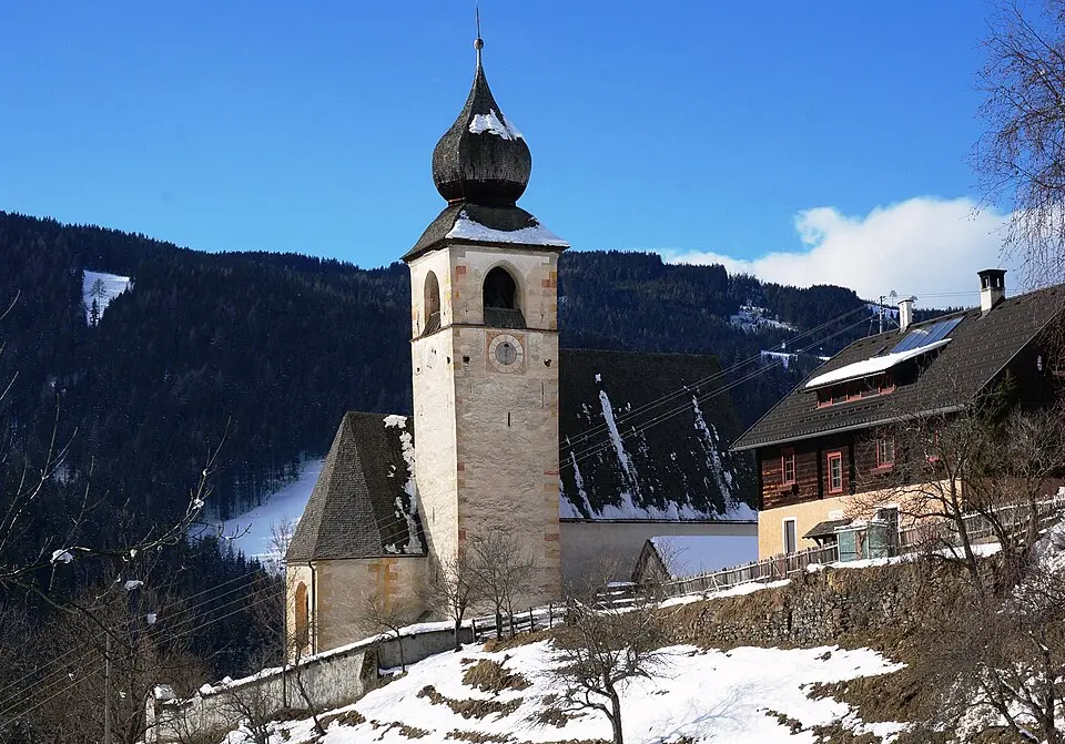 Kath. Pfarrkirche hl. Erasmus und Friedhof