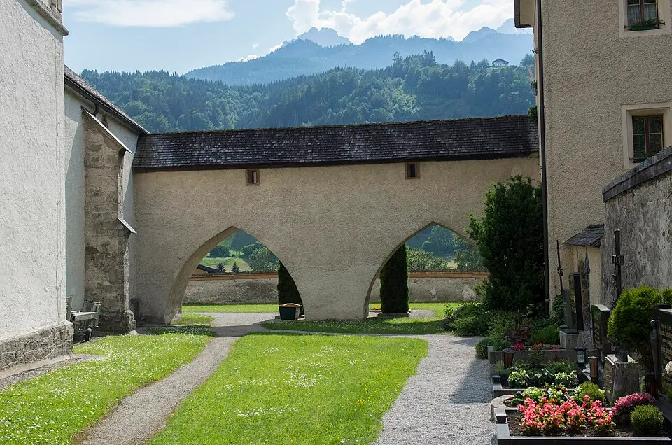 Bild: Kulac · CC BY-SA 3.0 AT Kath. Pfarrkirche, Verbindungsgang Kirche - Pfarrhof