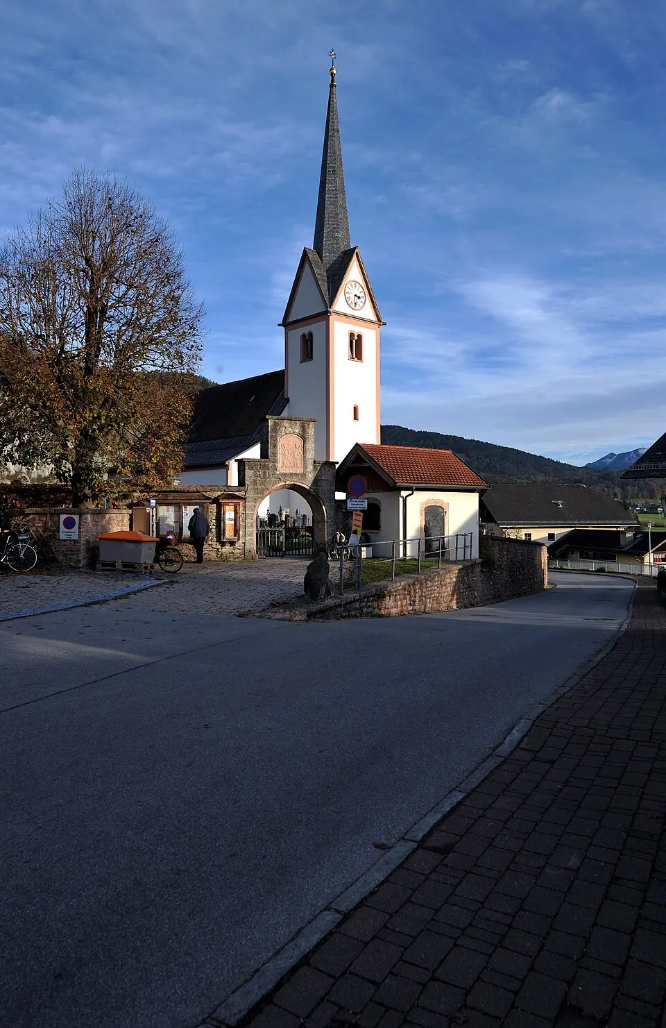 Bild: Ailura · CC BY-SA 3.0 AT Pfarrkirche zu den hll. Stephanus und Laurentius (Adnet)