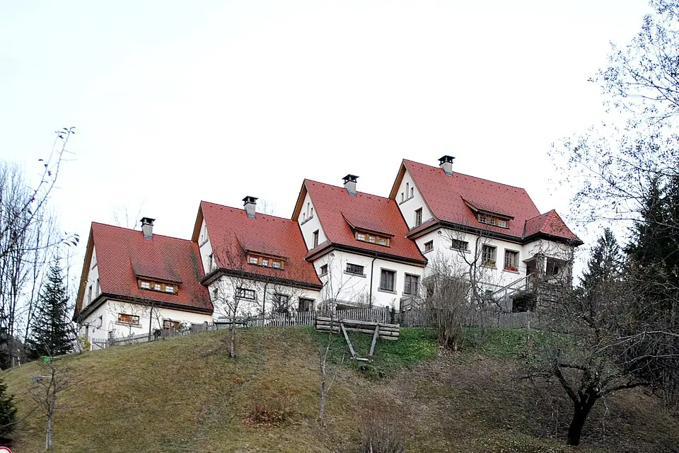 Bild: Ailura · CC BY-SA 3.0 AT Reihenwohnhäuser (samt Betriebsleiterhaus)