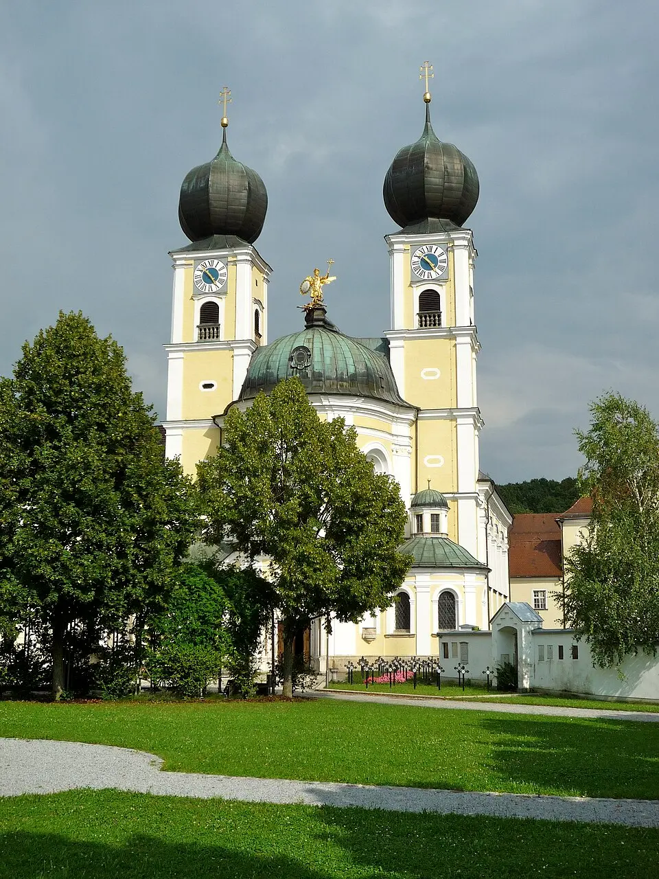 Bild: Georgius Gemini · CC BY 3.0 Katholische Kloster- und Pfarrkirche St. Michael