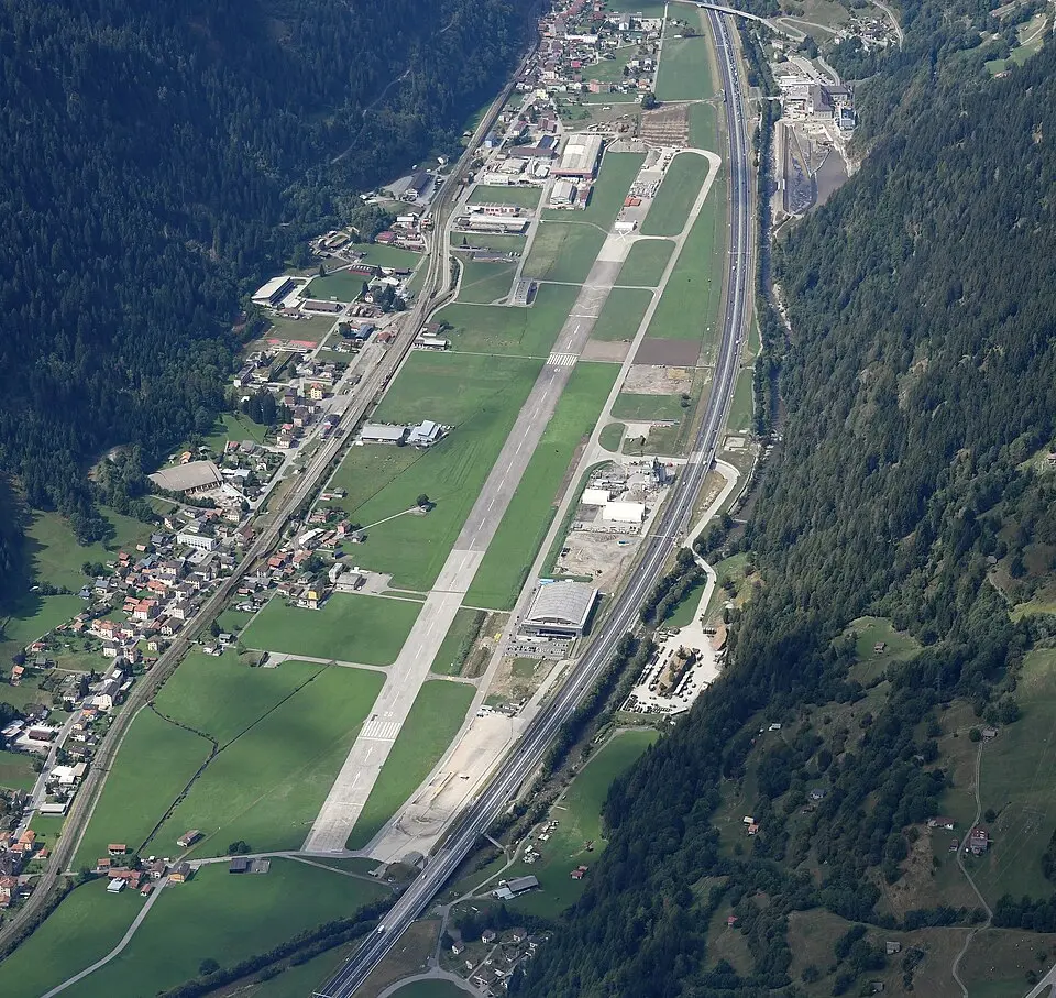 Bild: Carsten Steger · CC BY-SA 4.0 Flughafen Ambri-Piotta