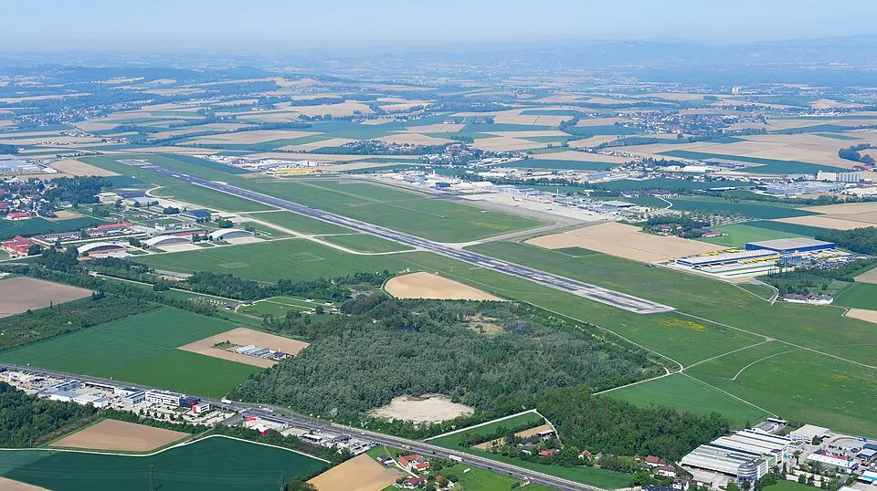 Bild: Carsten Steger · CC BY-SA 4.0 Flughafen Linz