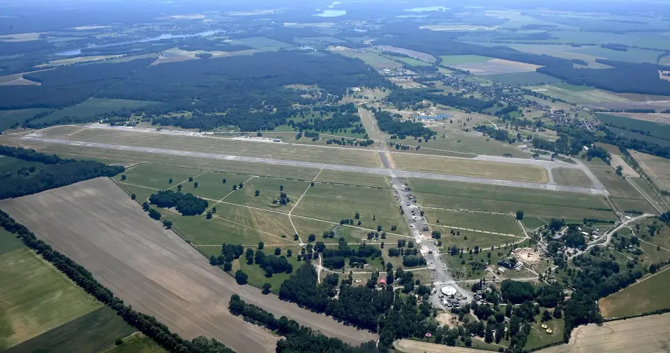Bild: Carsten Steger · CC BY-SA 4.0 Flugplatz Müritz Airpark