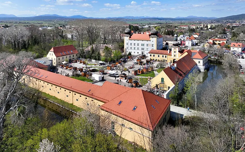 Bild: C.Stadler/Bwag · CC BY-SA 4.0 Wirtschaftshofanlage von Schloss Kottingbrunn