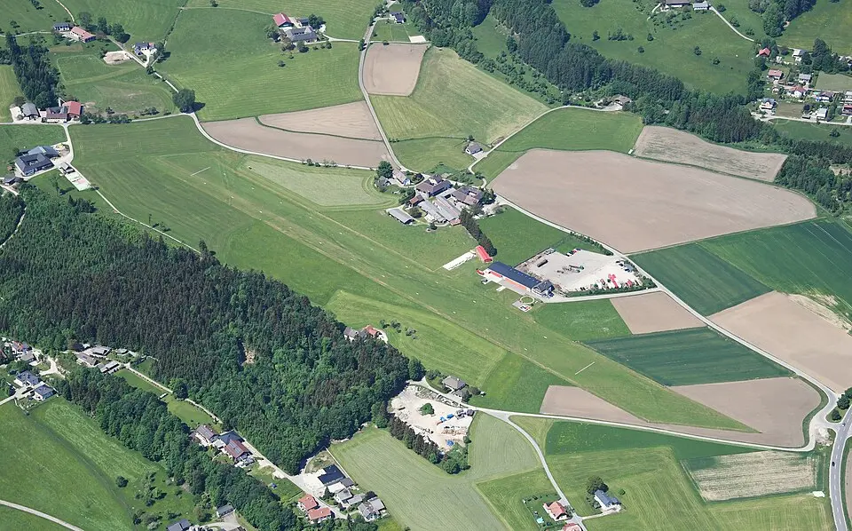 Obrázek: Carsten Steger · CC BY-SA 4.0 Flugplatz Scharnstein bei Gmunden