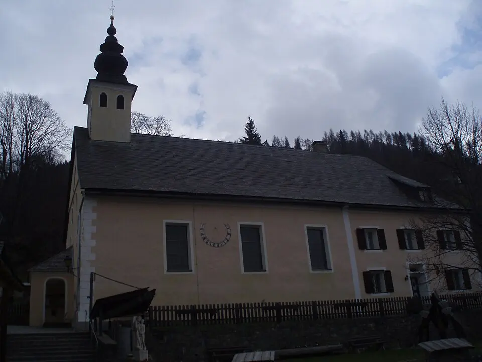 Bild: H.u.H.Gugg · CC BY-SA 3.0 AT Kath. Pfarrkirche hl. Ulrich mit Pfarrhof und Friedhof