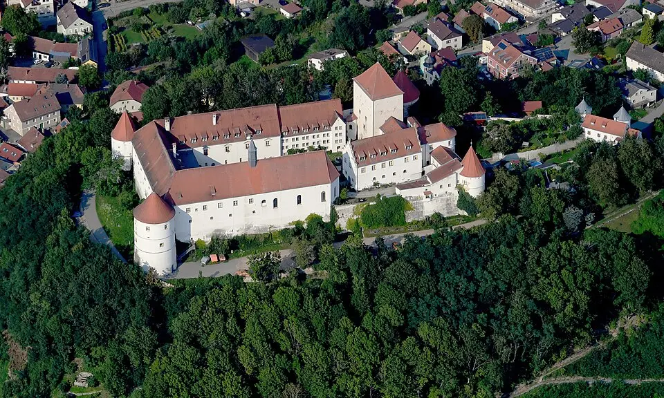 Bild: Carsten Steger · CC BY-SA 4.0 Schloss Wörth an der Donau