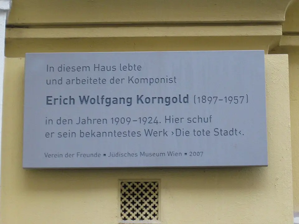 Bild: Ewald Judt (http://austria-forum.org/af/Infos_zum_AF/Editorial_Board/Judt%2C_Dr._Ewald_%28Wirtschaftswissenschaft%29) · CC BY 4.0 Gedenktafel für Erich Wolfgang Korngold (Wien, Theobaldgasse 7)