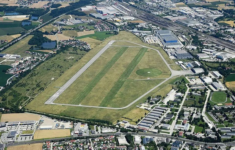 Bild: Carsten Steger · CC BY-SA 4.0 Flugplatz Wels