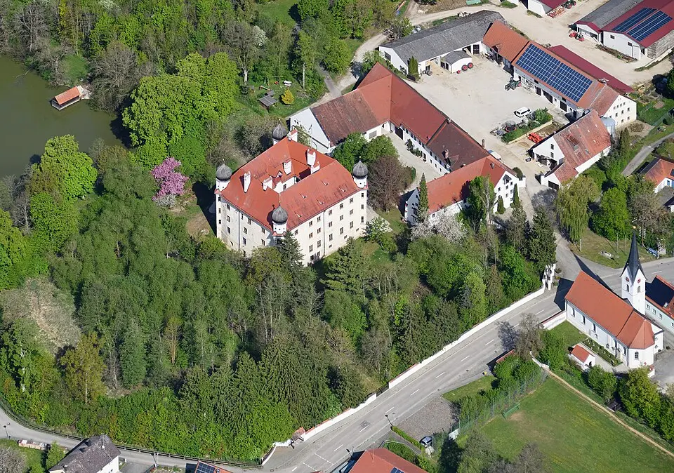 Bild: Carsten Steger · CC BY-SA 4.0 Wasserschloss Oberlauterbach