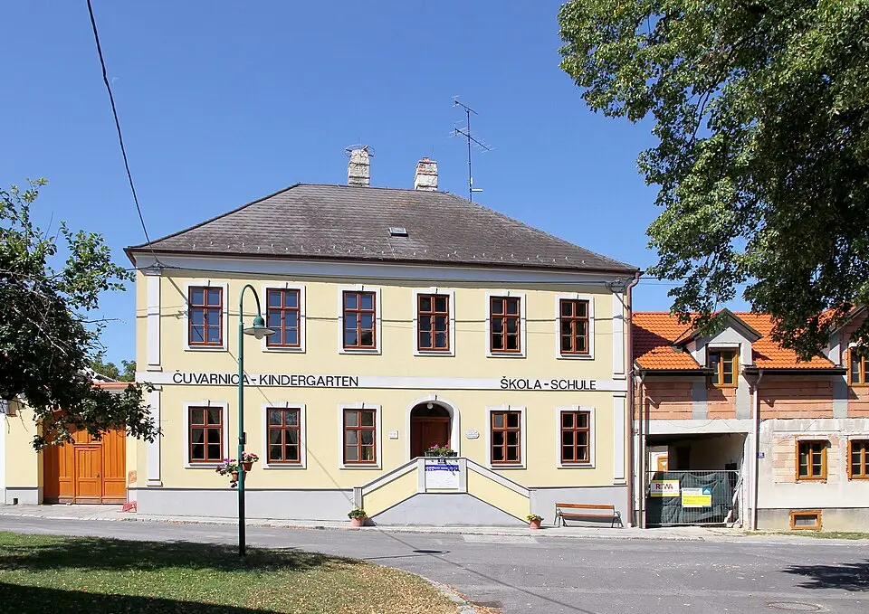 Bild: C.Stadler/Bwag · CC BY-SA 3.0 AT Volksschule