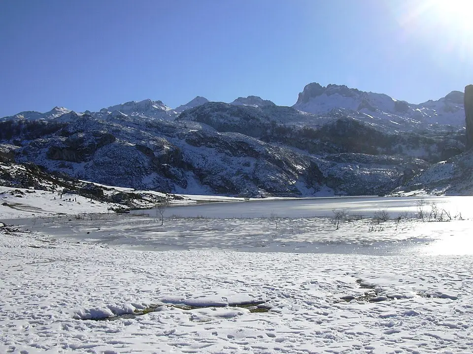 Image: User:Dantadd · Public domain Lake Ercina