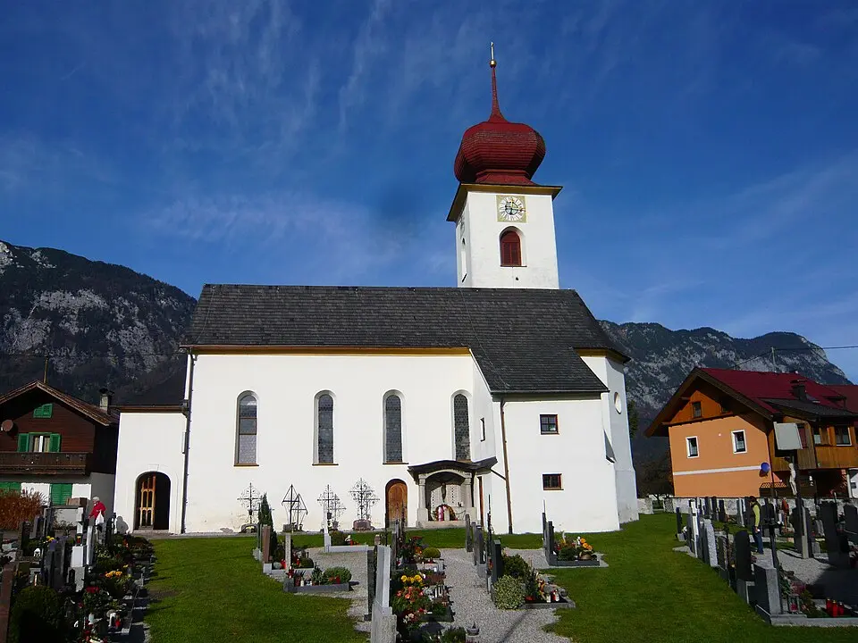 Kath. Filialkirche St. Georg (Oberlangkampfen) und Friedhof mit Kriegerdenkmal