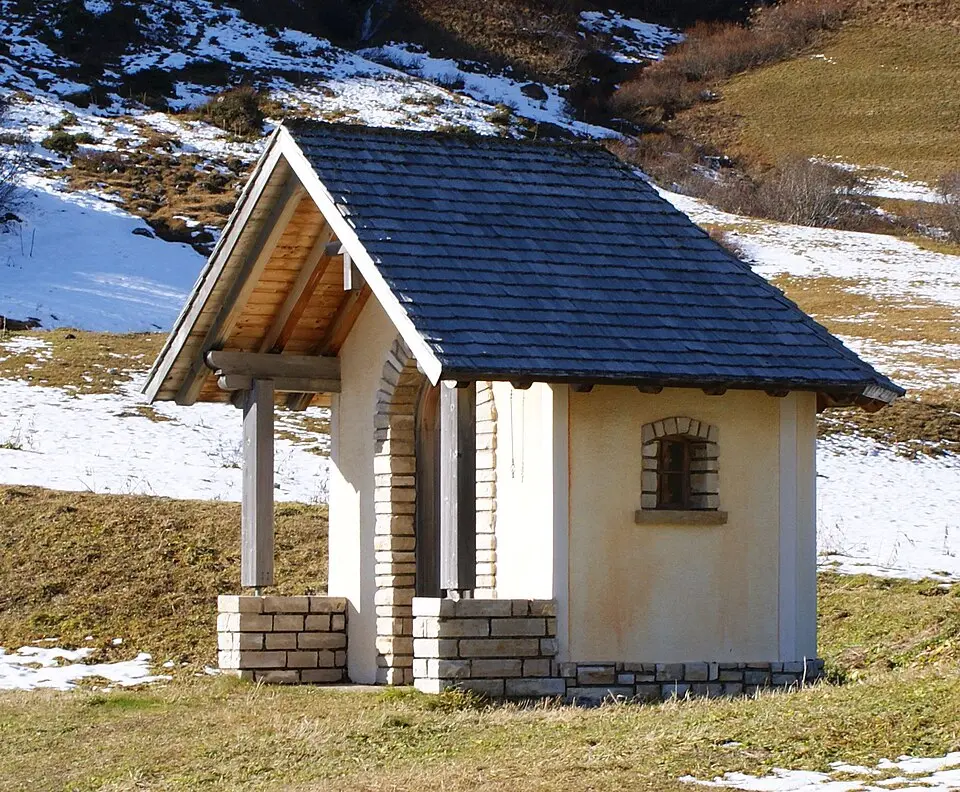 Bild: Asurnipal · CC BY-SA 4.0 Marienkapelle am Flexenpass