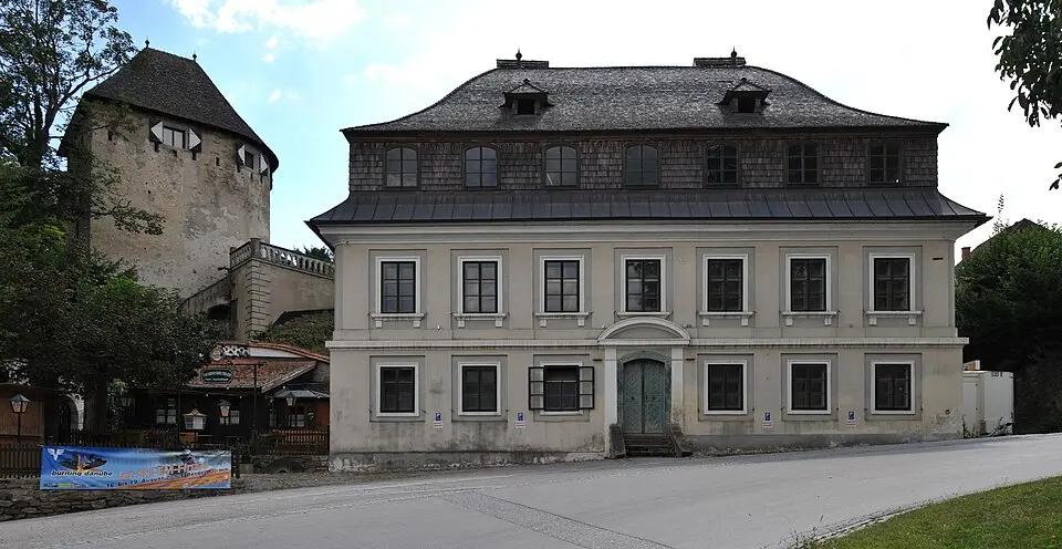 Schlosstaverne und Wirtschaftsgebäude Schloss Leiben