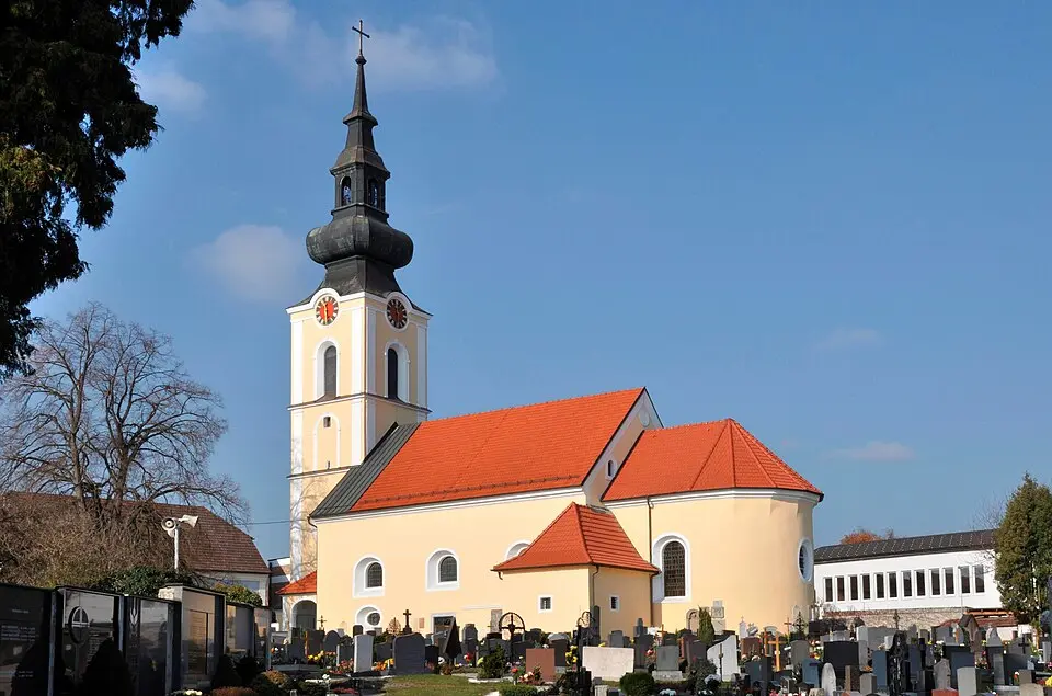 Obrázek: Isiwal (talk) · CC BY-SA 3.0 AT Pfarrkirche Leonding