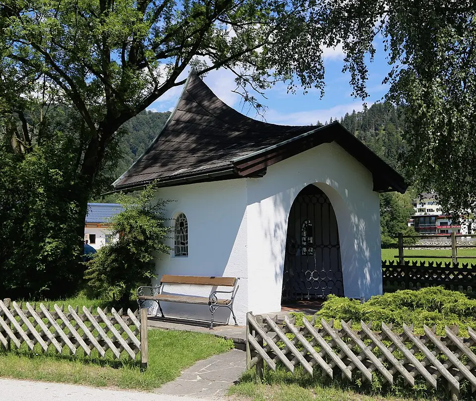 Image: Rufus46 · CC BY-SA 3.0 Leonhardskapelle Morsbach