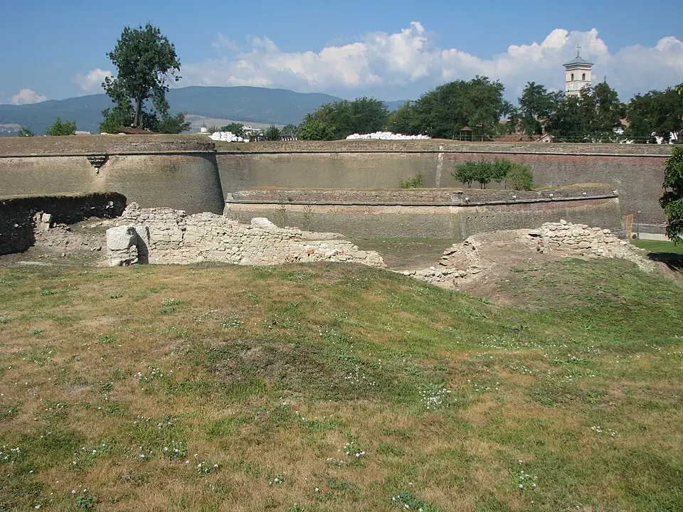 Obrázok: Codrinb · CC BY-SA 3.0 RO Castrul roman Apulum