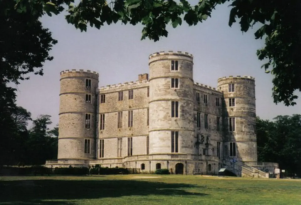 Bild: Chris Downer · CC BY-SA 2.0 Lulworth Castle