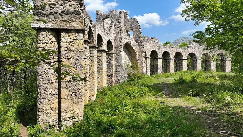 Bild: C.Stadler/Bwag · CC BY-SA 4.0 Künstliche Ruine, sog. Amphitheater