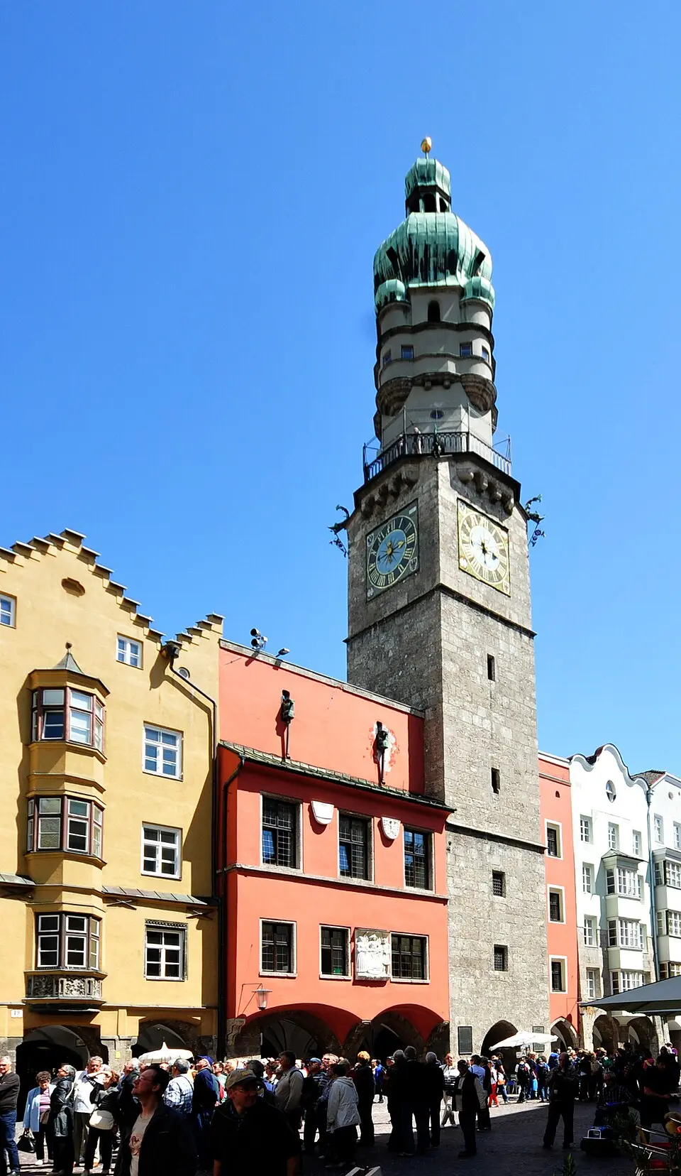 Immagine: Ralf Roletschek (talk) - Infos über Fahrräder auf fahrradmonteur.deWiki-Technologie für Schulen und Unternehmen · CC BY-SA 3.0 Altes Rathaus mit Stadtturm und Brunnen im Innenhof