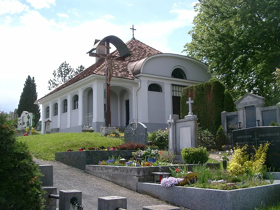 Ehem. Aufbahrungshalle, jetzt Friedhofskapelle mit Friedhofsummauerung
