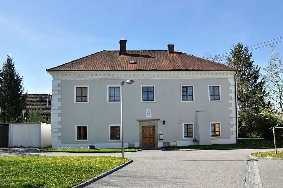 Bild: Isiwal (talk) · CC BY-SA 3.0 AT Pfarrhof