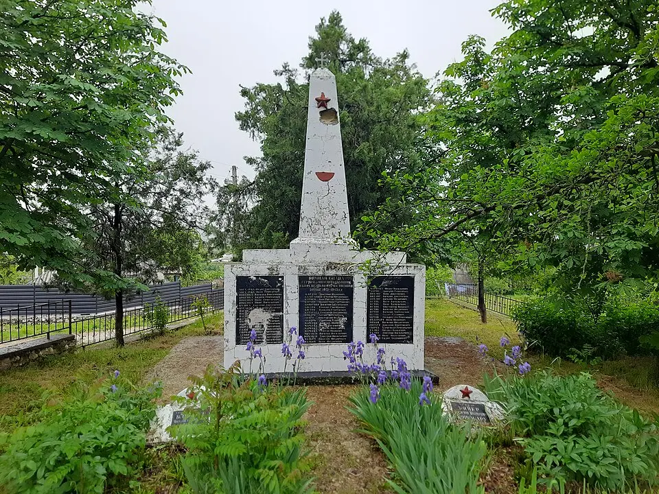 Monument la mormântul a 4 ostași căzuți în 1944
